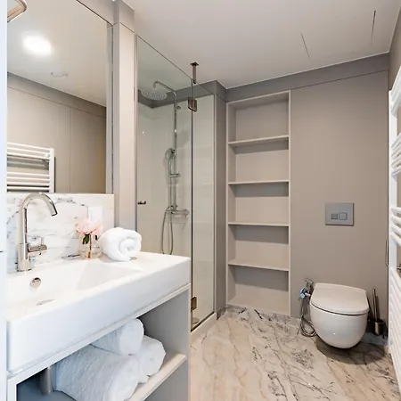 Apartment 18th Century Italia With Historic Charm & Modern Luxury In 2n